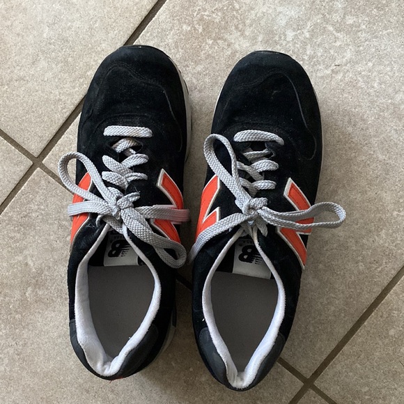 Retro style New Balance running shoes. Back in style now. Dark blue with orange. - Picture 4 of 5